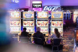Tampilan grafis neon game tembak ikan hoki888 yang interaktif di perangkat mobile